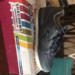 Sketcher women’s tennis shoes size 6. Navy Blue.